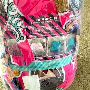 Girls twin 4pc LOL Bed comforter set. Brand new! Never used still in packaging.